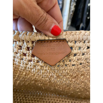 LOUIS VUITTON ONTHEGO MM HAND BAG MADE OF RAFFIA BY THE POOL